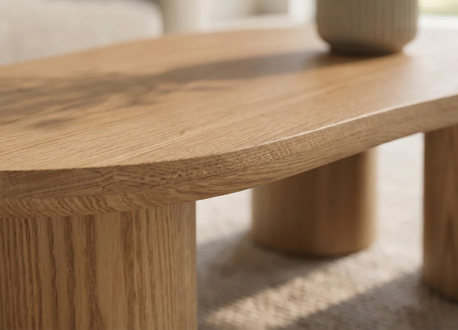 Détail du chant et du plateau en bois de la table basse organique NÉRAYA 130 cm
