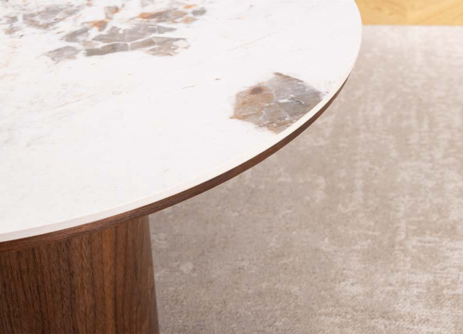 Détail du chant et du plateau en céramique Pandora de la table basse NÉRAYA
