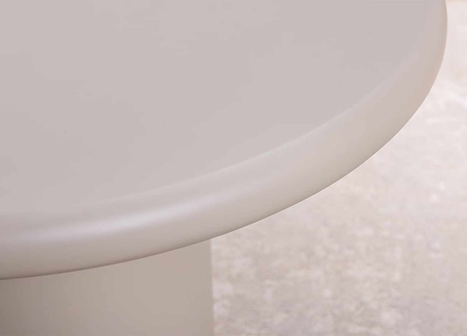 Détail du chant arrondi du plateau de la table basse NÉRAYA greige beige