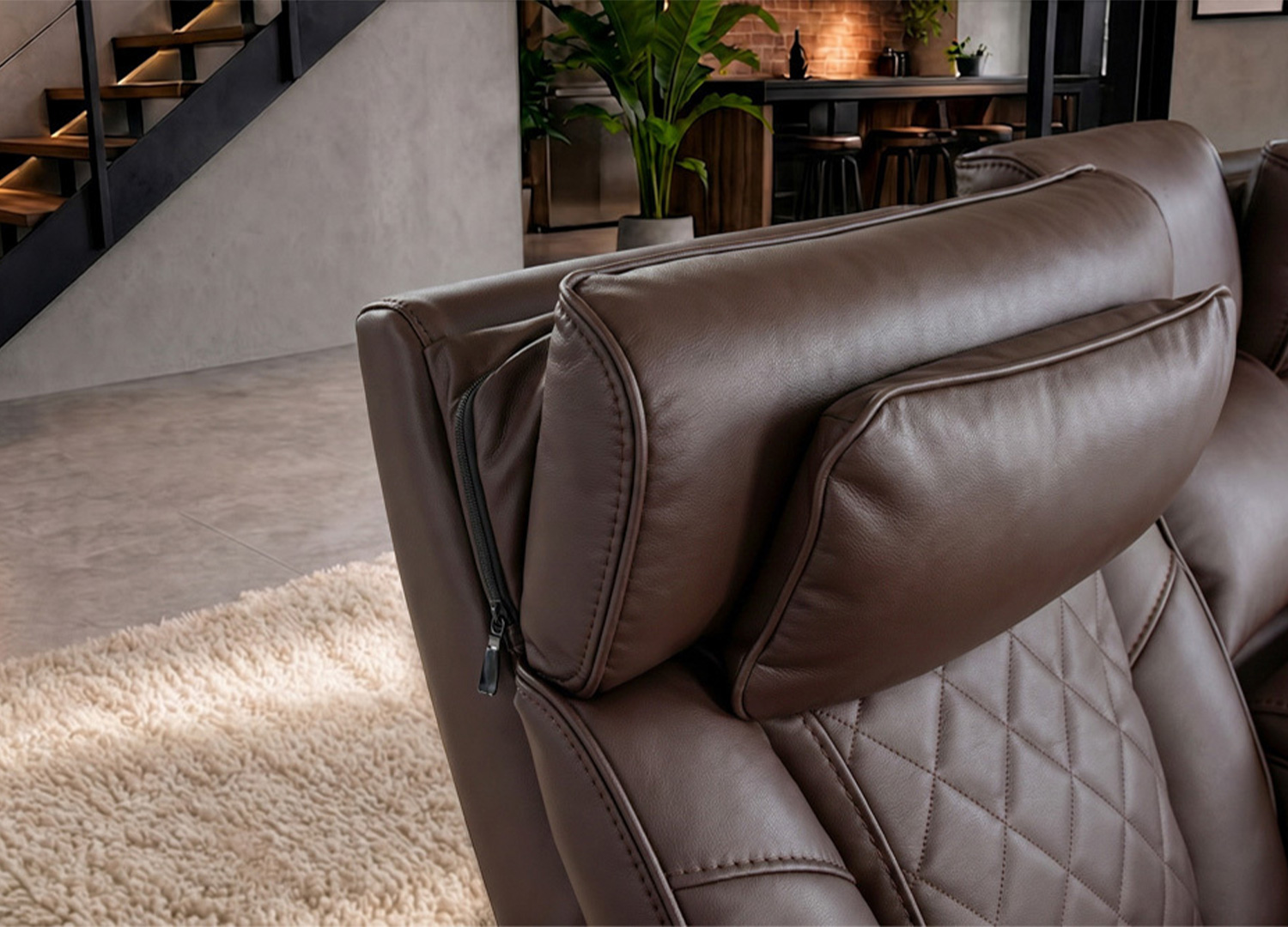 Détail des coussins appuie-tête rembourrés du fauteuil cinéma électrique ÉVORIA marron