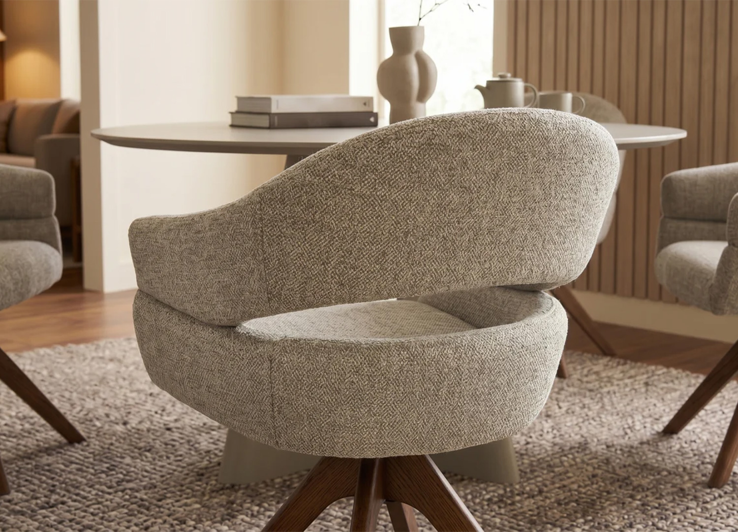 Vue arrière de la chaise pivotante NÉLIA en tissu structuré taupe beige avec piètement noyer