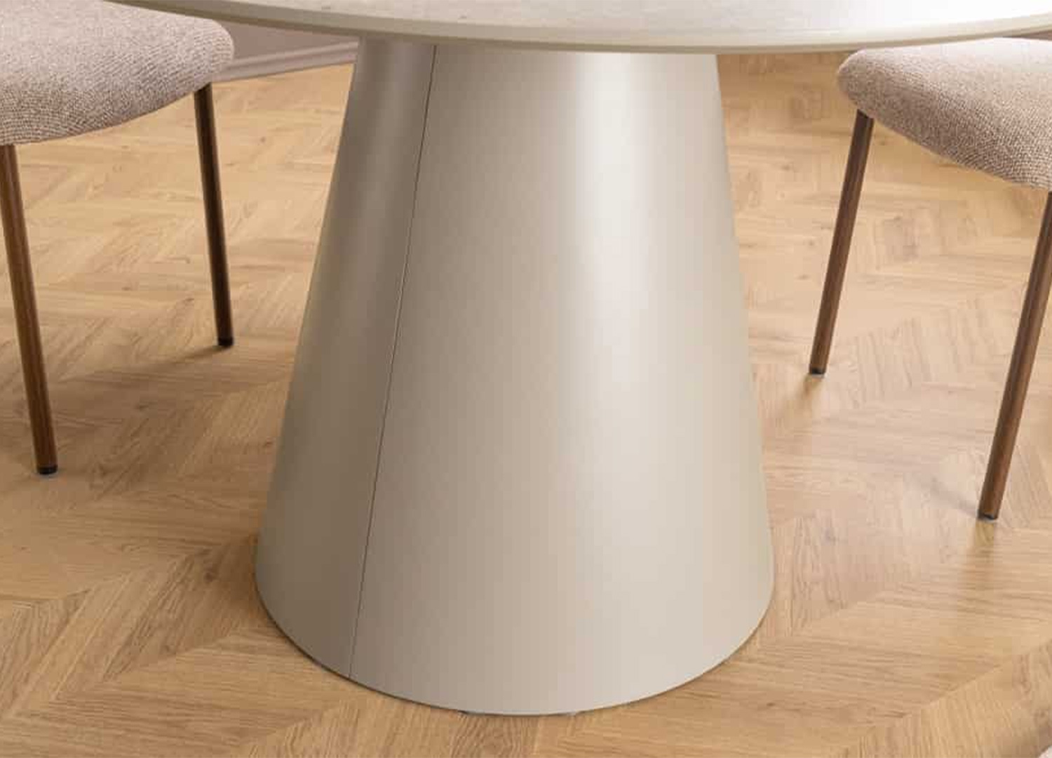 Détail du pied colonne conique en MDF gris de la table ronde ÉLORIA