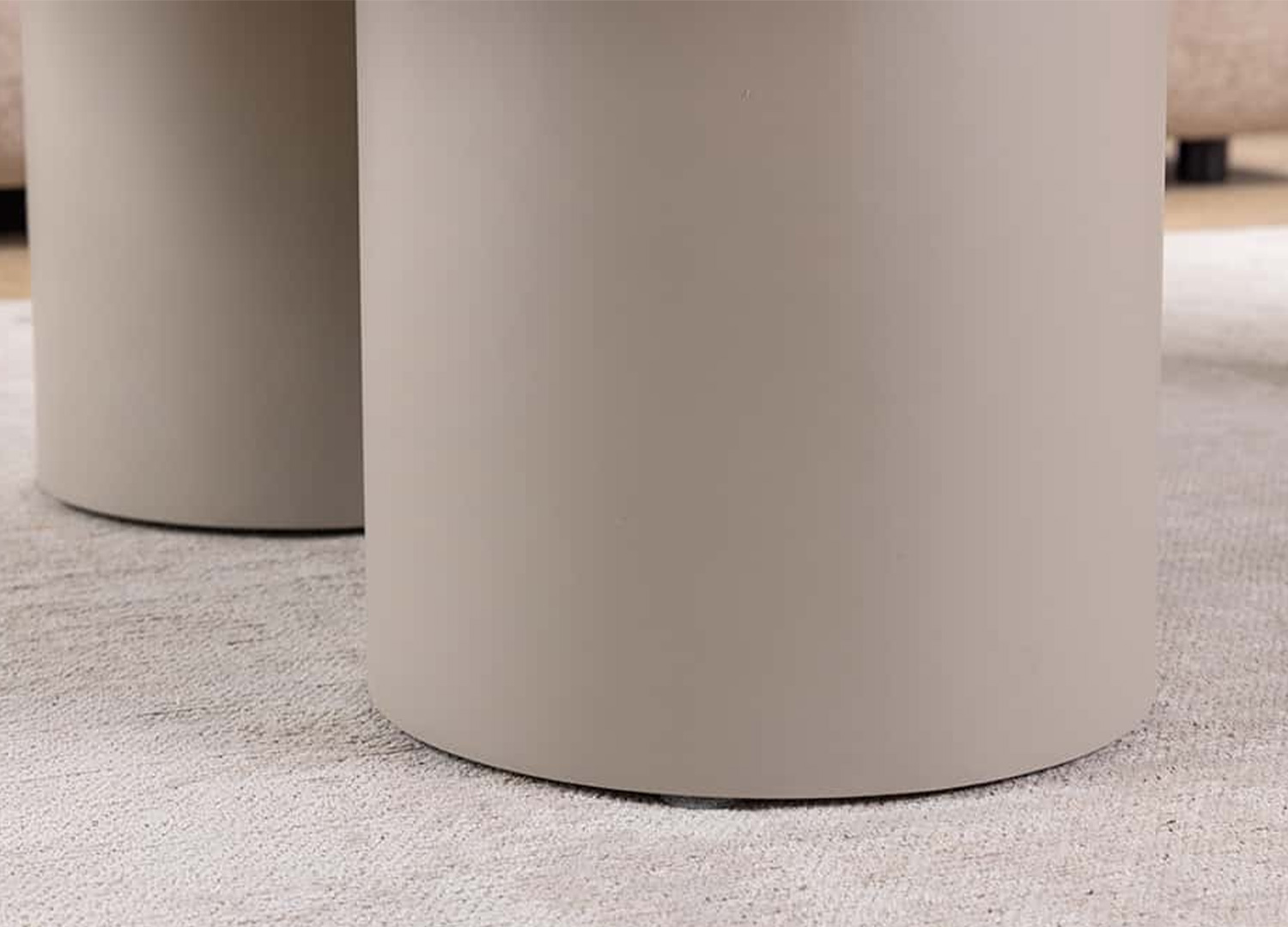 Détail d’un pied cylindrique de la table basse NÉRAYA 130 cm greige beige