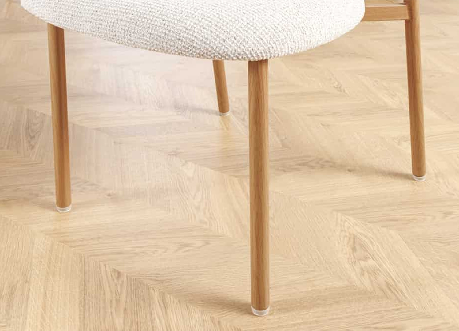 Détail des pieds fins effet chêne clair de la chaise de salle à manger ALBANE