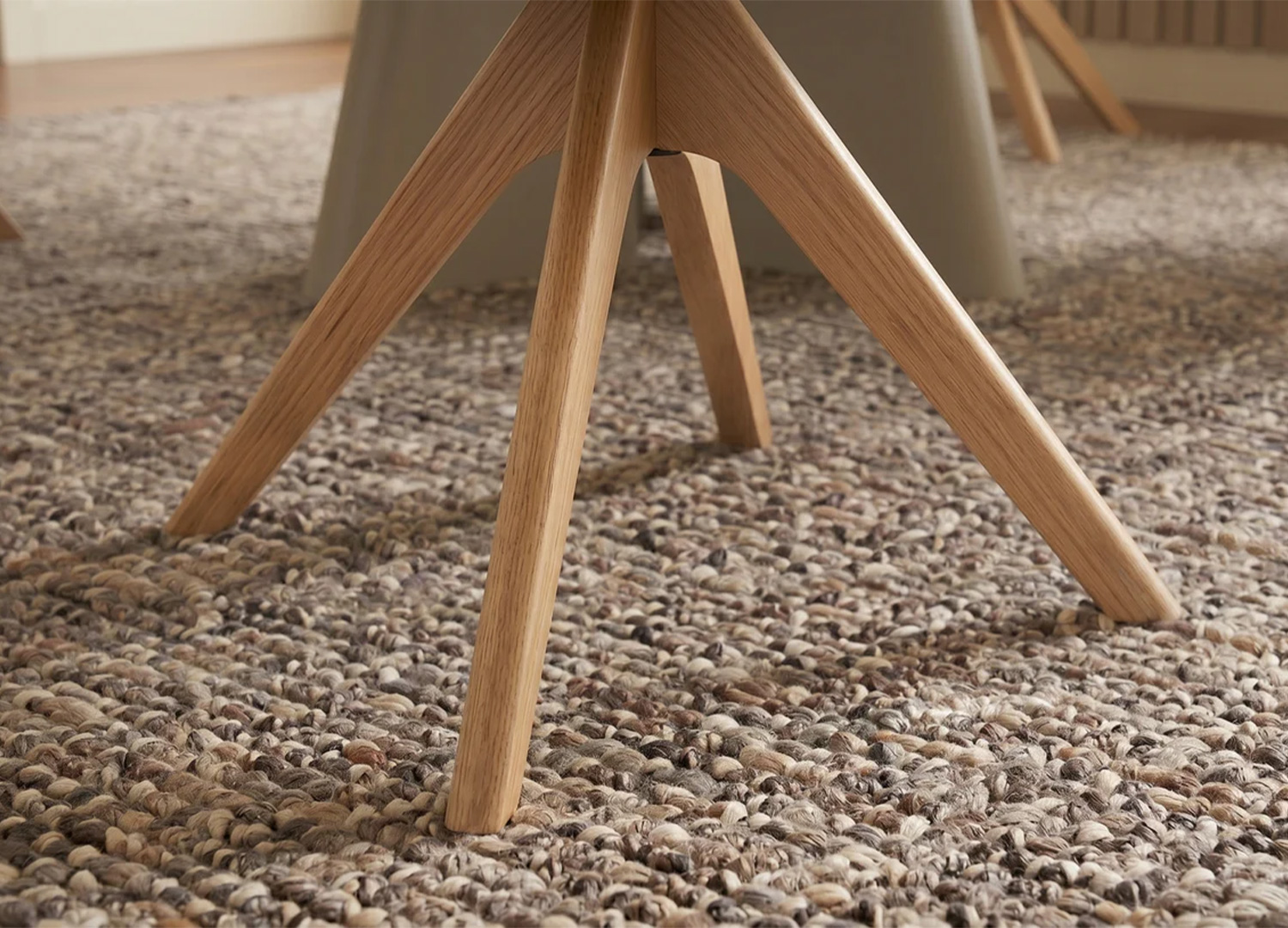Détail du piètement étoile en chêne naturel de la chaise pivotante NÉLIA