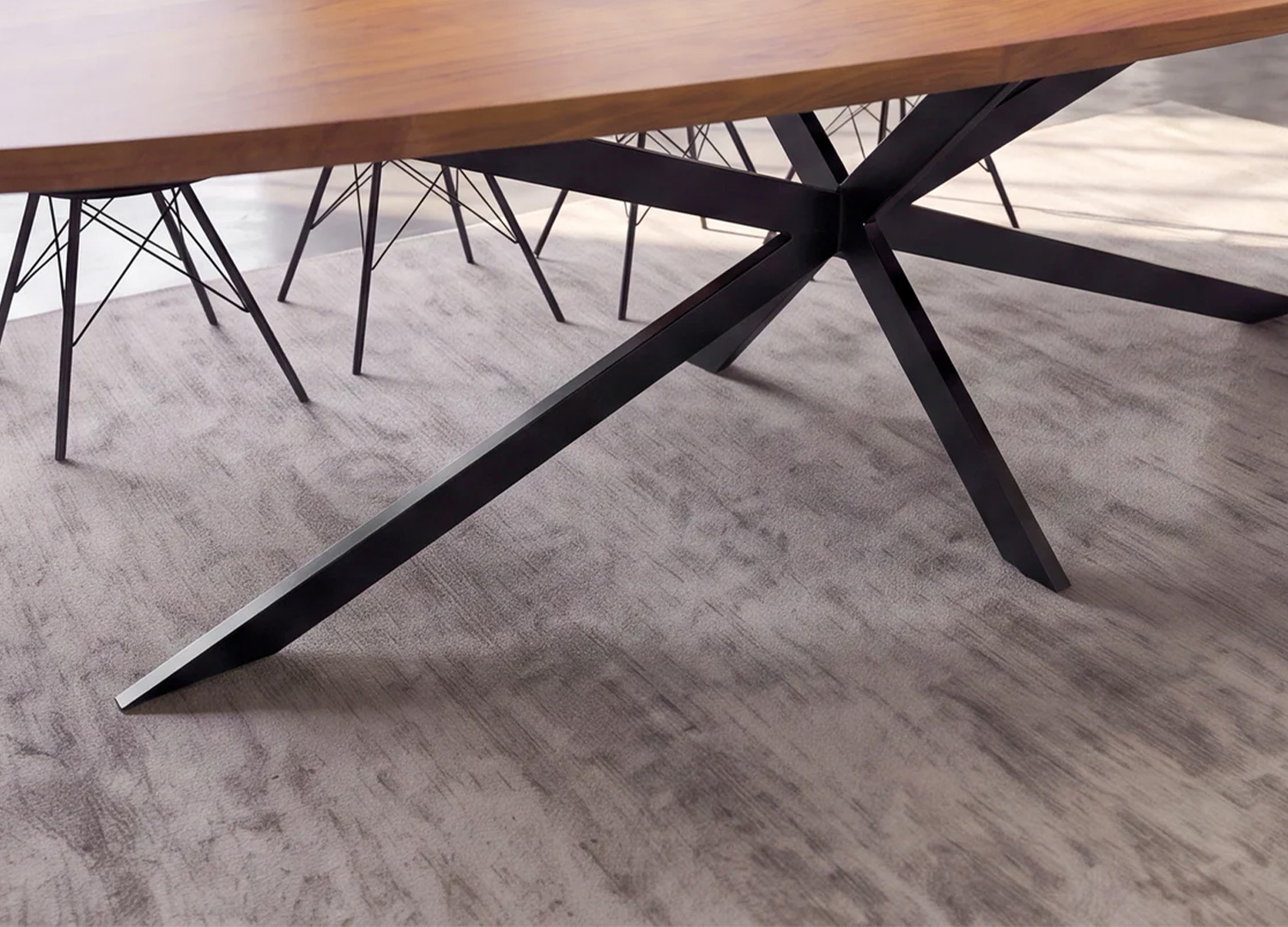 Détail du piètement étoile en métal noir de la table à manger SOLAL en acacia massif