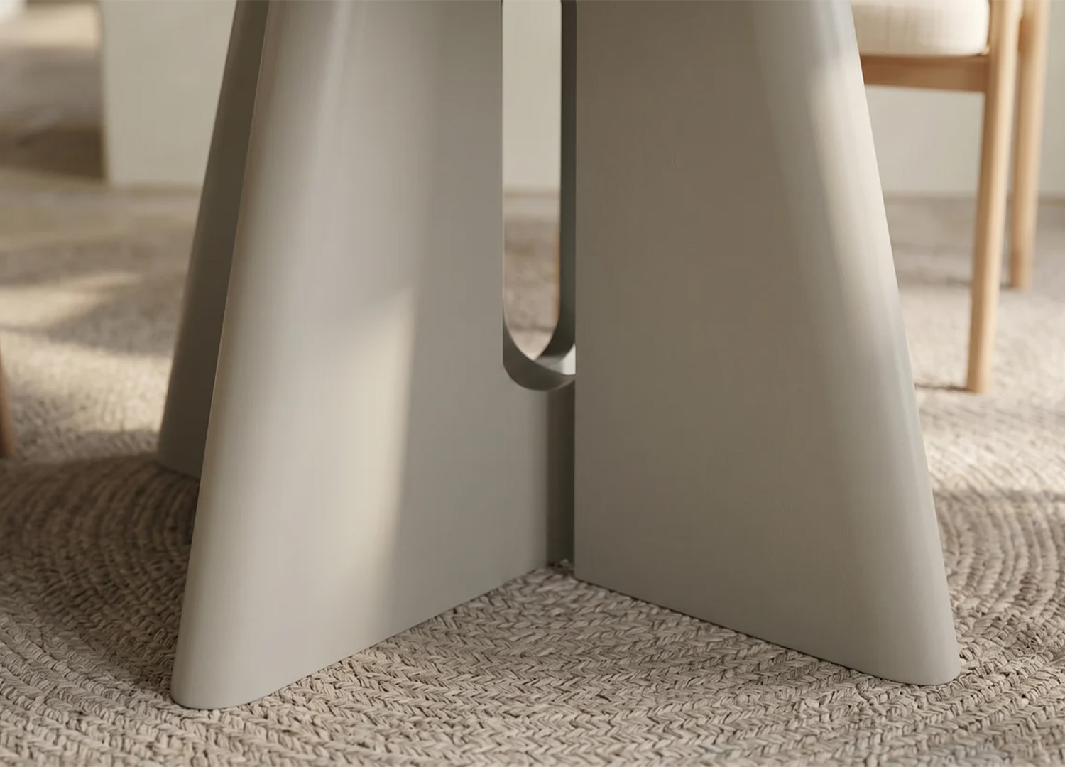 Détail du piètement sculptural en MDF grège de la table à manger ronde ÉLORIA