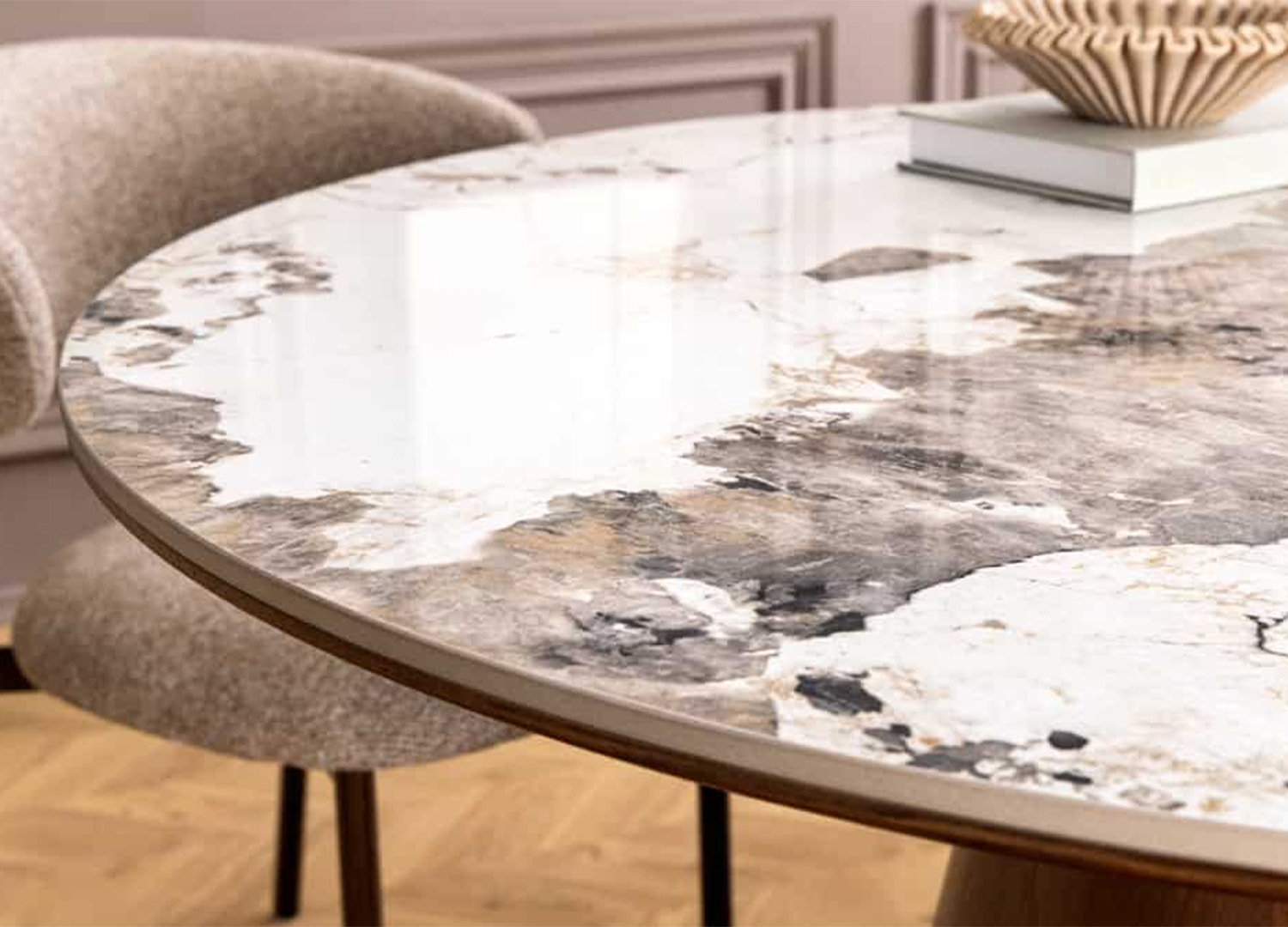 Détail du plateau en céramique Pandora effet marbre blanc, gris et brun de la table ÉLIORA