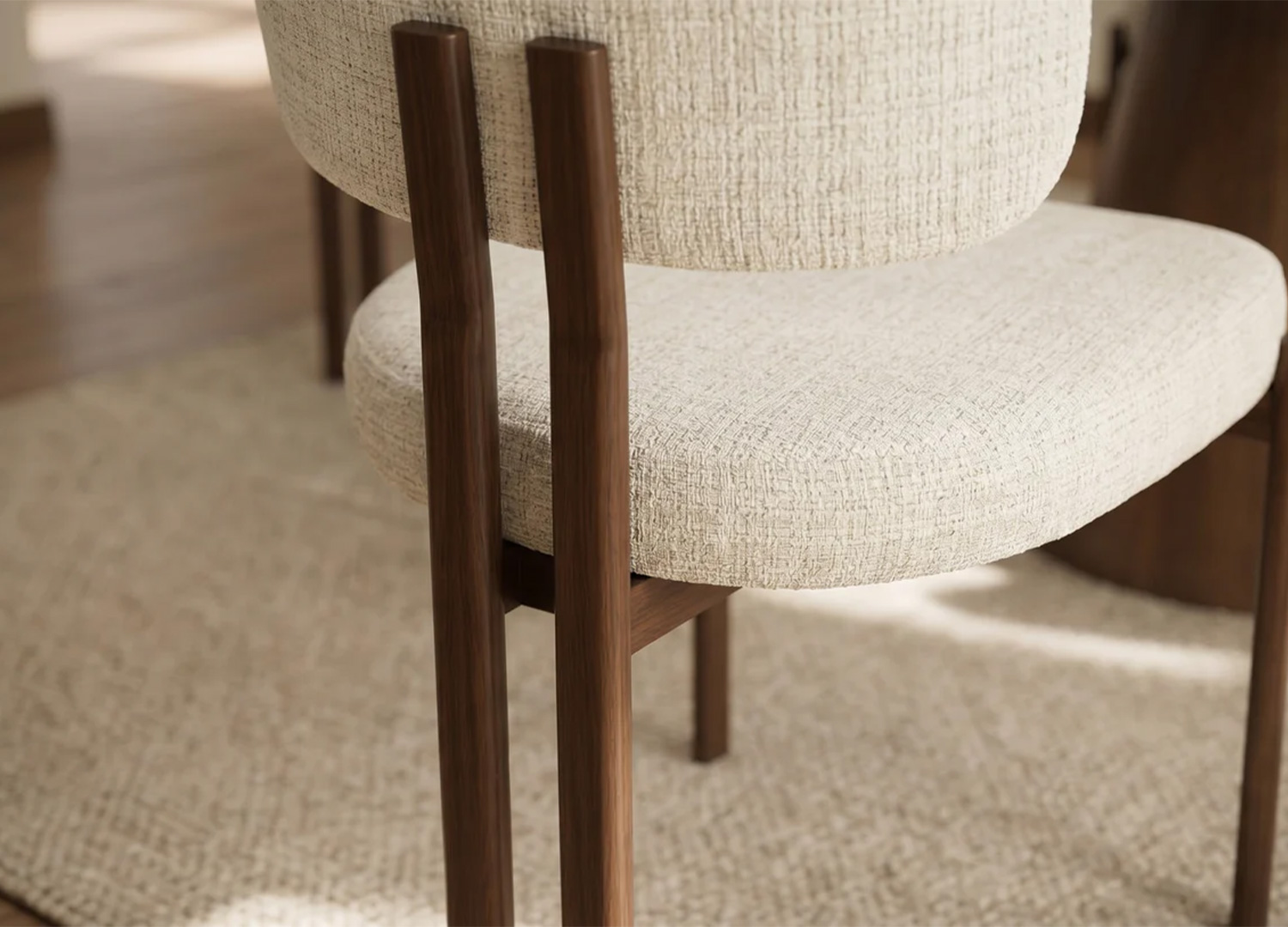 Détail de la structure en métal brun effet noyer de la chaise AVELINE en chenille beige crème