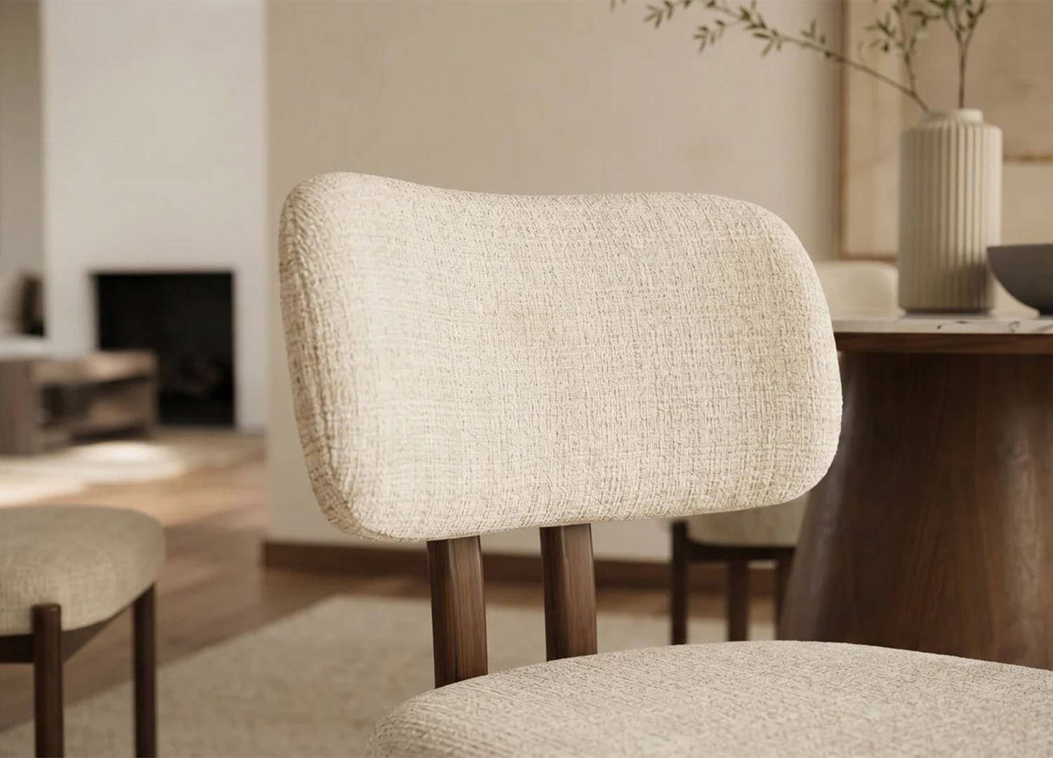 Détail de la texture chenille beige crème et des courbes du dossier de la chaise AVELINE