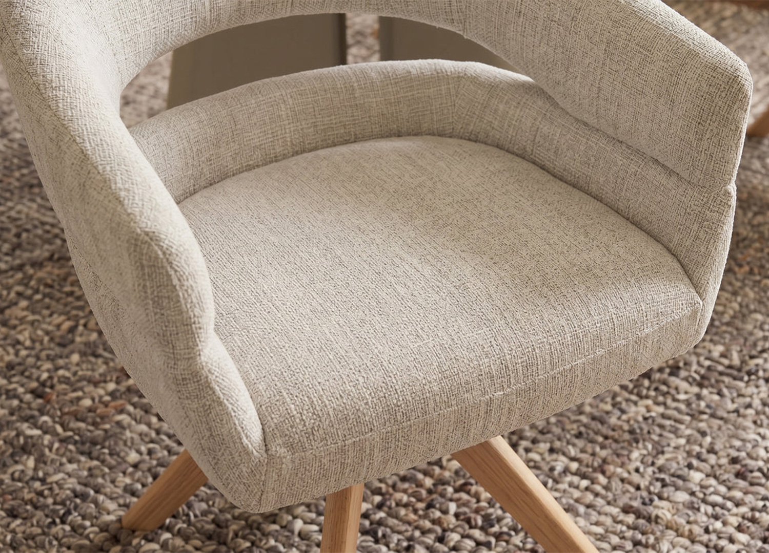 Vue détaillée de la chaise pivotante NÉLIA en chenille beige avec accoudoirs et piètement en chêne
