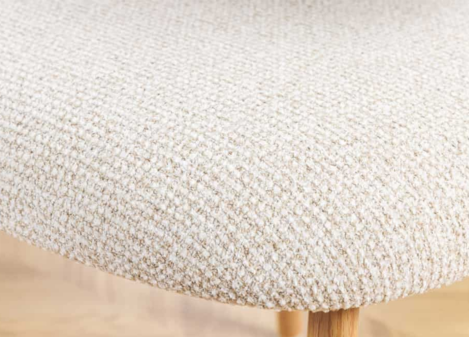 Détail de l’assise en tissu texturé beige de la chaise ALBANE