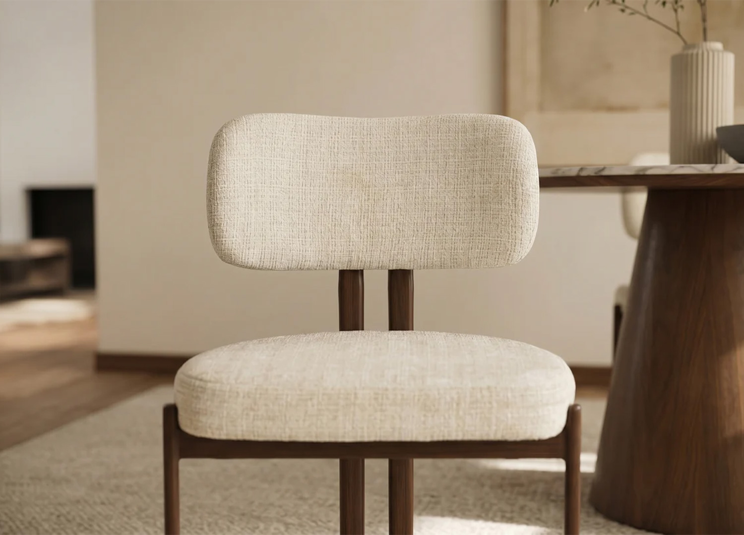 Deux chaises AVELINE beige crème avec dossier rembourré et structure fine effet noyer vues de face