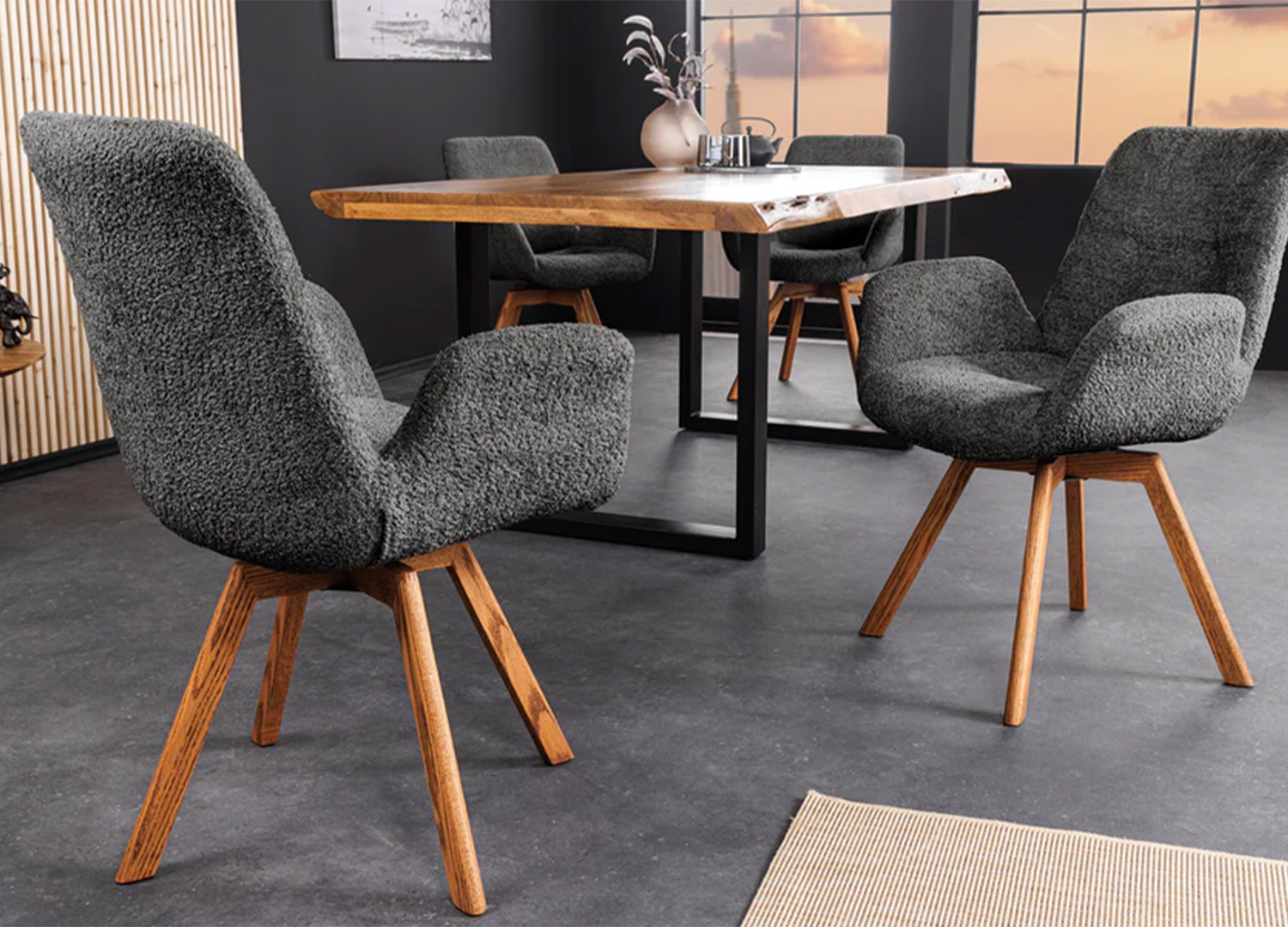 Duo de chaises LIORA gris anthracite avec accoudoirs dans un coin repas moderne