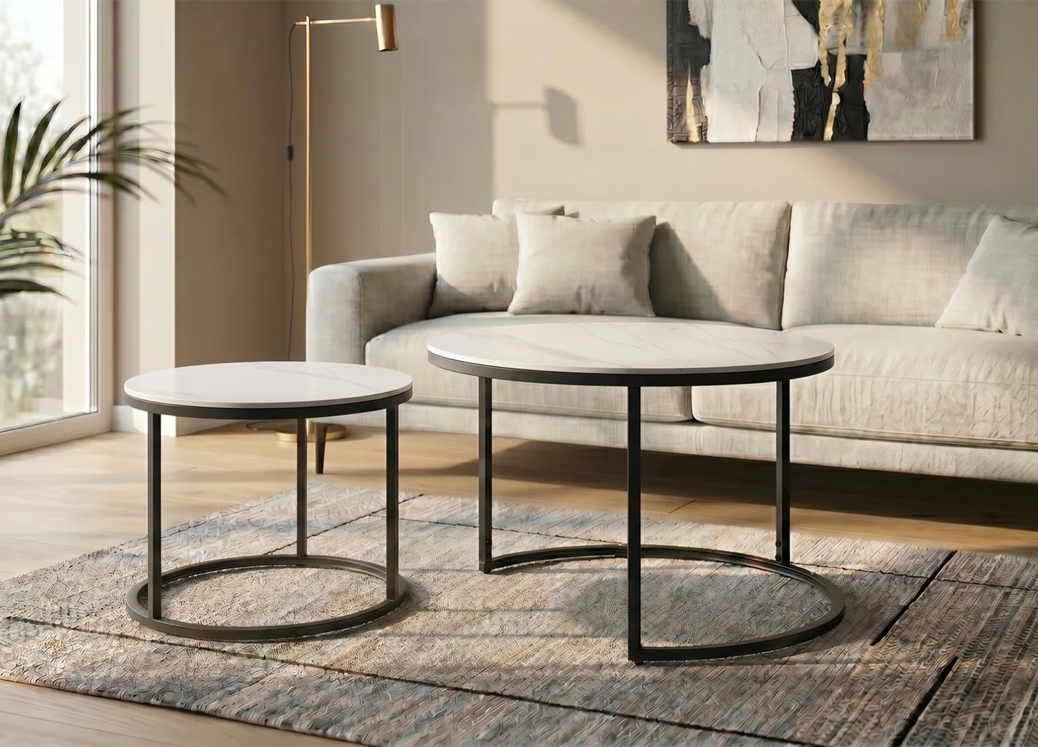 Tables basses KAVEN blanc marbré devant un canapé beige dans un salon moderne