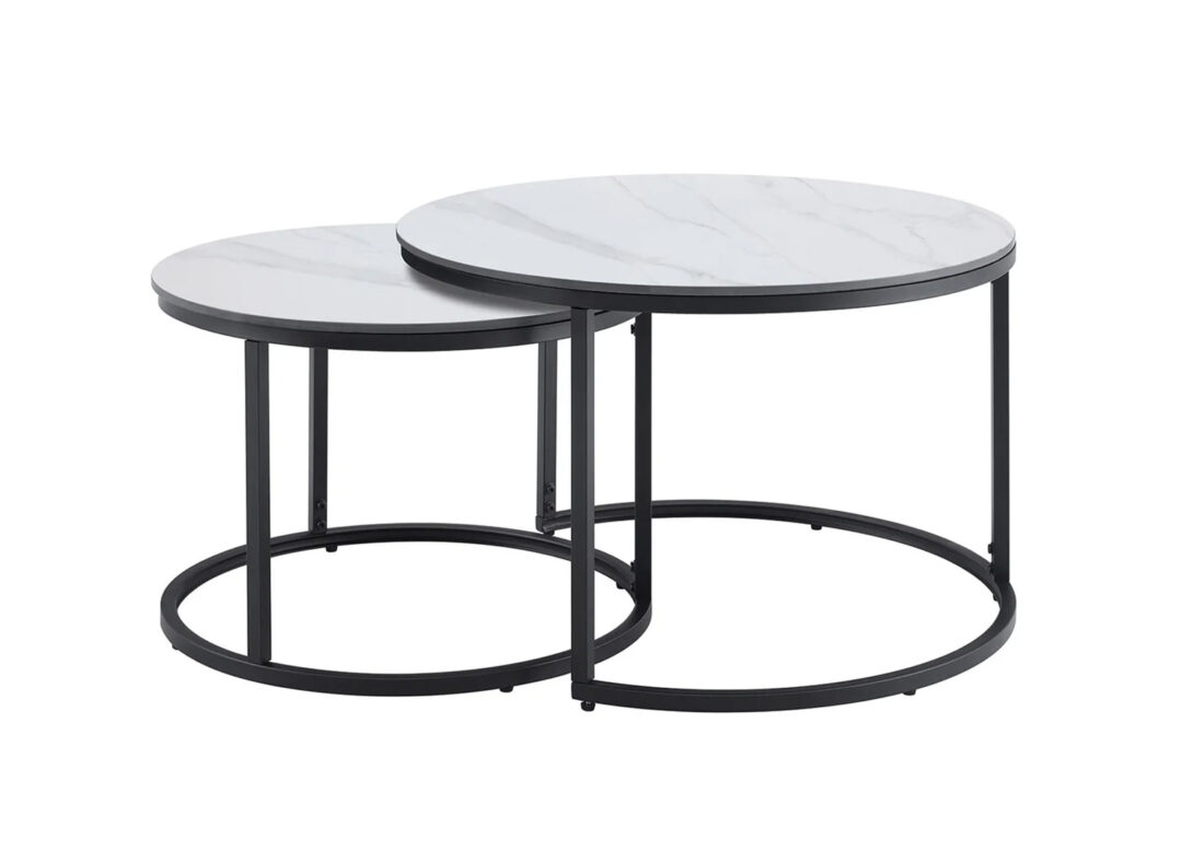 Ensemble de tables basses KAVEN blanc marbré avec plateaux ronds en céramique et structure noire sur fond blanc