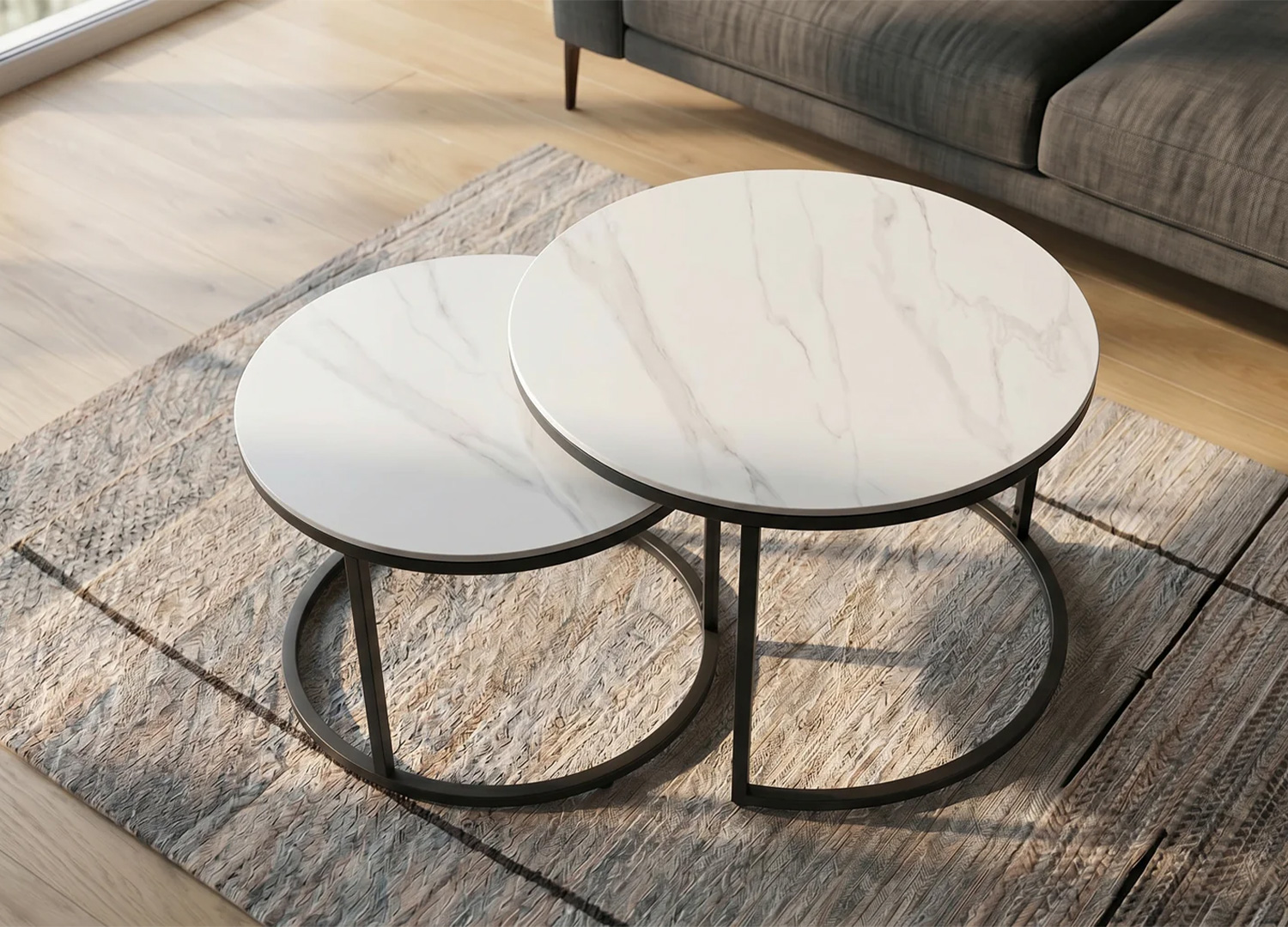 Vue de dessus de l’ensemble de tables basses KAVEN blanc marbré avec deux plateaux ronds