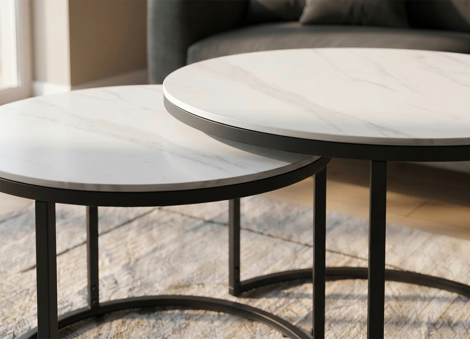 Gros plan sur les plateaux en céramique blanc marbré de l’ensemble de tables basses KAVEN