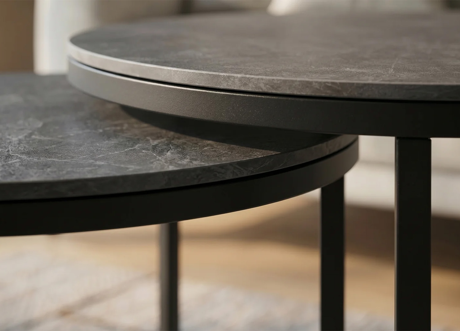 Gros plan sur le plateau en céramique anthracite effet pierre des tables basses KAVEN