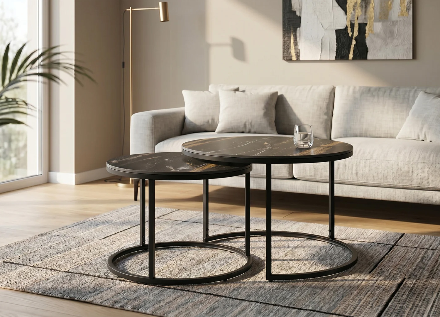 Ensemble de tables basses rondes KAVEN avec plateaux en céramique noir or et sable et structure en métal noir