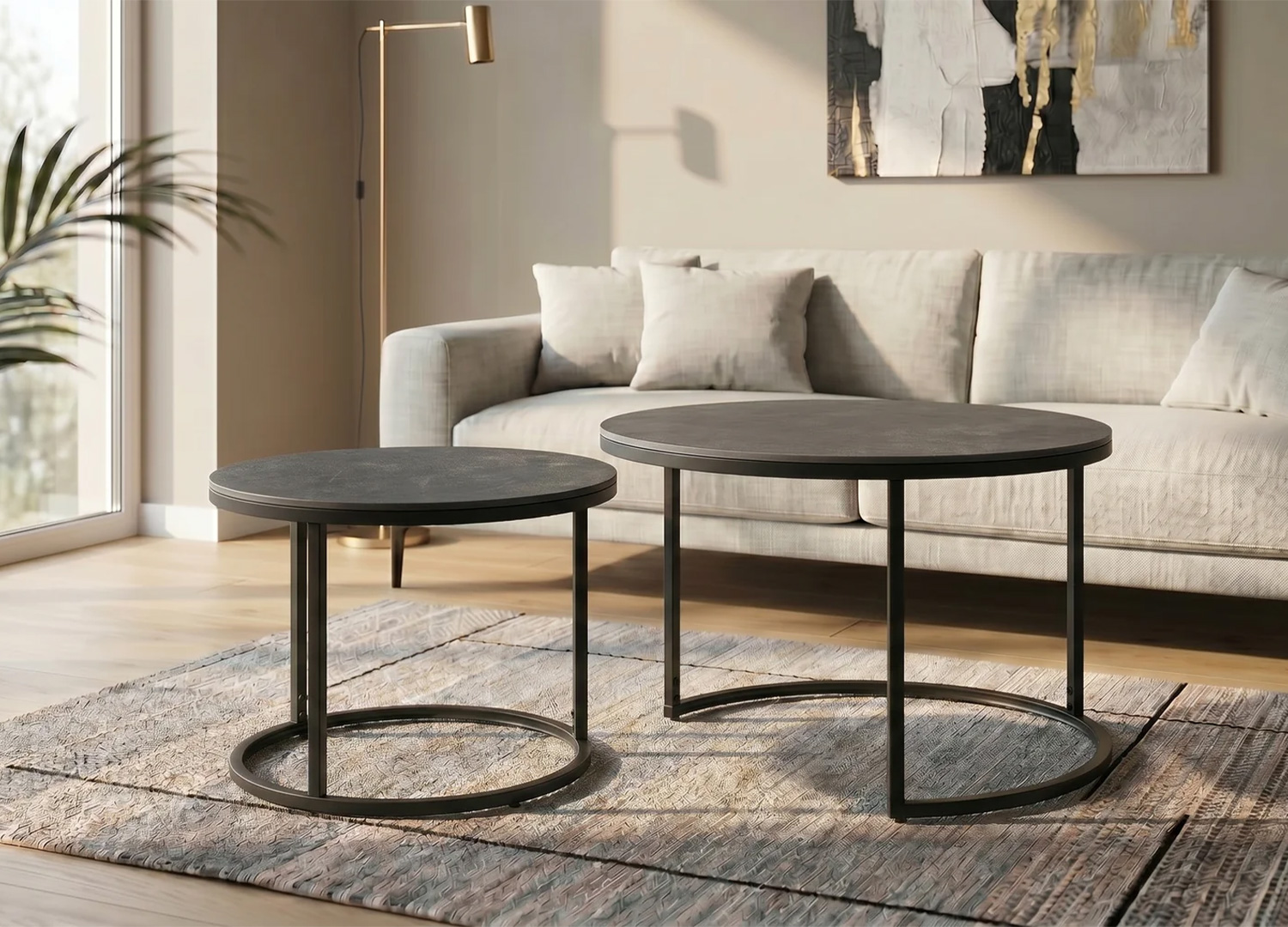 Tables basses rondes KAVEN séparées dans un salon contemporain avec canapé clair