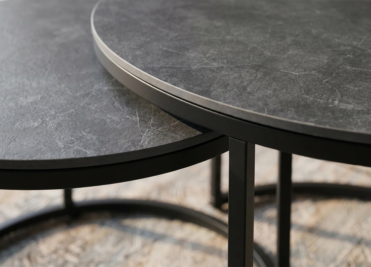 Texture du plateau en céramique anthracite facile à entretenir des tables basses KAVEN