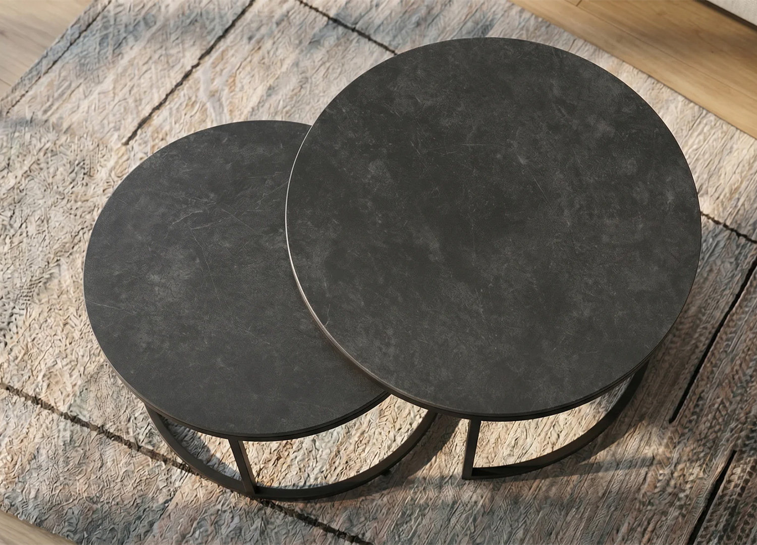 Vue de dessus de l’ensemble de tables basses KAVEN aux plateaux ronds imbriqués