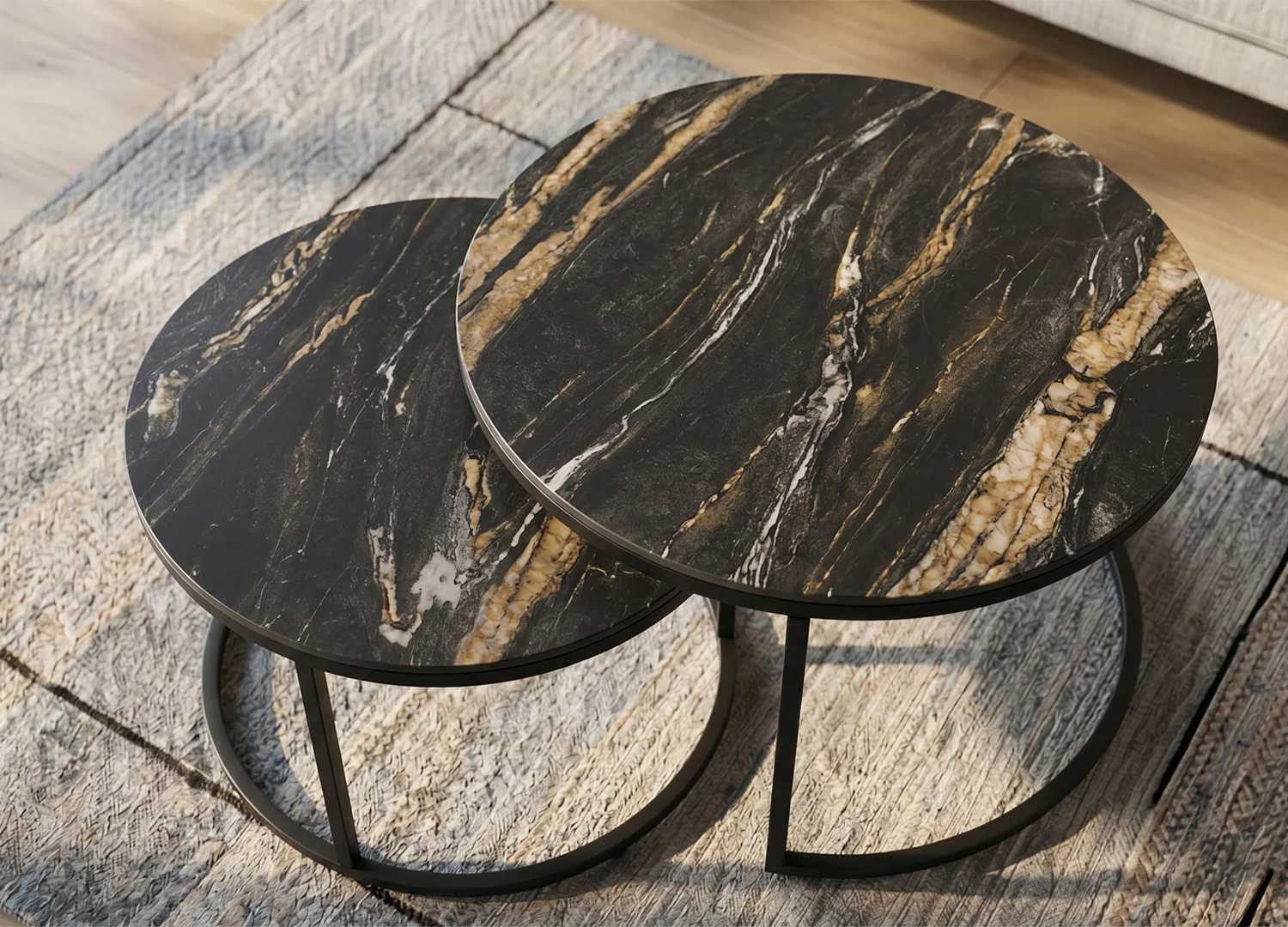 Vue de dessus des plateaux ronds de l’ensemble de tables basses KAVEN en céramique noir or et sable