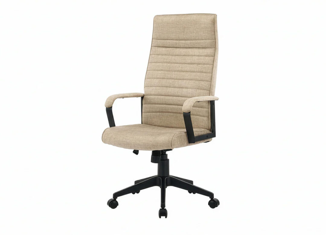 Fauteuil de bureau SÉVAN beige réglable et pivotant présenté sur fond blanc
