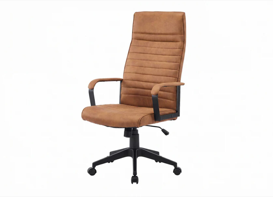 Fauteuil de bureau SÉVAN marron vintage avec dossier haut, accoudoirs et roulettes sur fond blanc