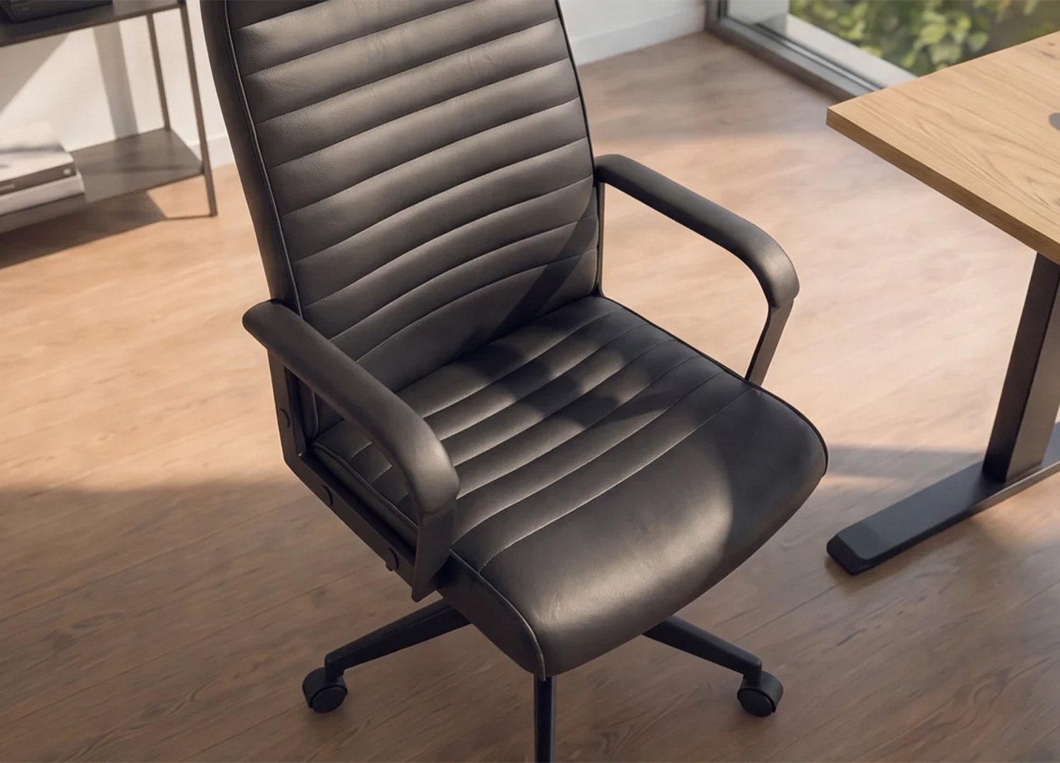 Détail de l’assise rembourrée et du dossier à surpiqûres horizontales du fauteuil de bureau SÉVAN