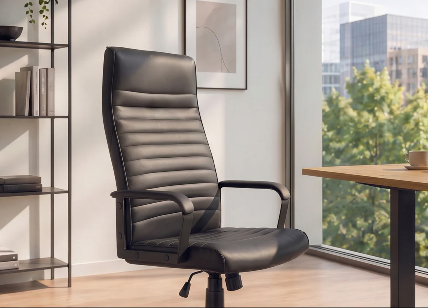 Gros plan sur le dossier haut surpiqué et l’assise du fauteuil de bureau SÉVAN noir