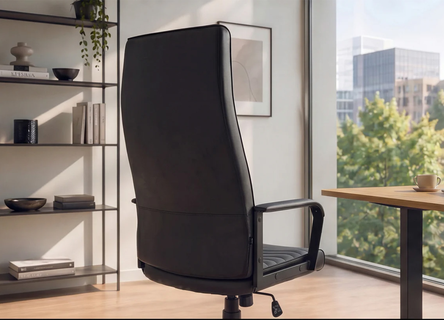 Vue arrière du fauteuil de bureau SÉVAN noir avec dossier haut habillé de similicuir