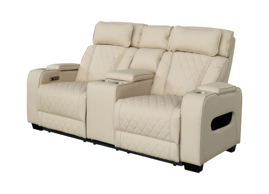 Fauteuil cinéma électrique 2 places ÉVORIA en similicuir beige avec console centrale et porte-gobelets sur fond blanc