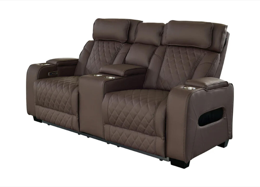 Fauteuil cinéma électrique 2 places ÉVORIA en similicuir marron avec console centrale et porte-gobelets sur fond blanc