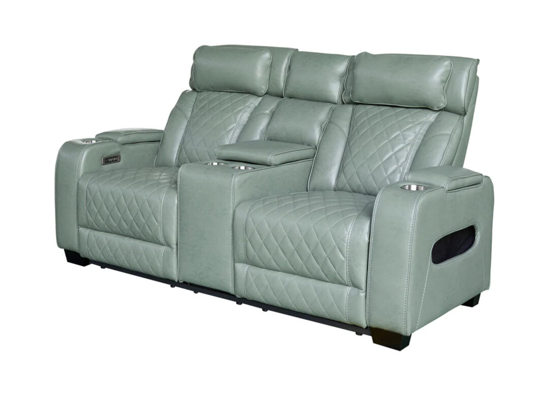 Fauteuil cinéma électrique 2 places ÉVORIA en similicuir vert sauge avec console centrale et porte-gobelets sur fond blanc