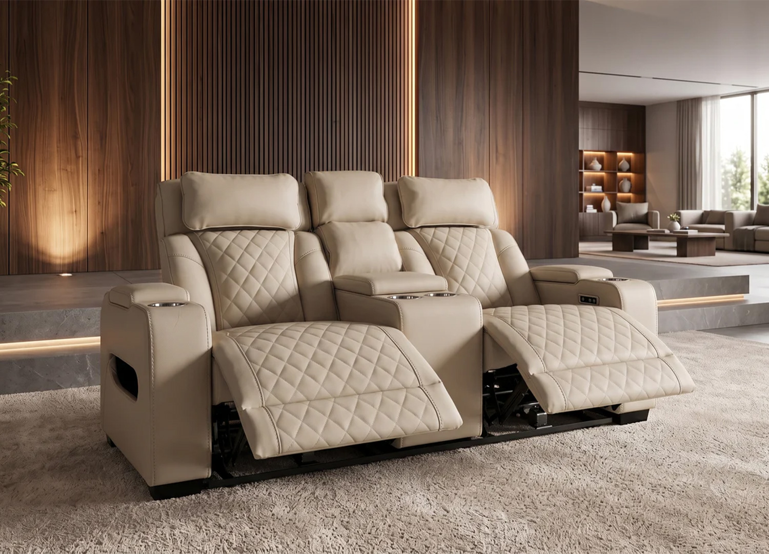 Fauteuil cinéma électrique ÉVORIA beige en position relax avec console de rangement et porte-gobelets pendant une soirée film