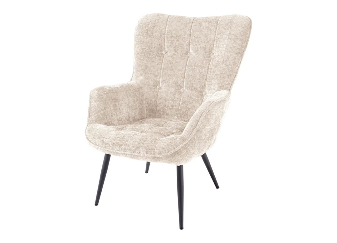 Fauteuil SÉLÈNE en chenille champagne avec dossier haut, accoudoirs et pieds en métal noir sur fond blanc