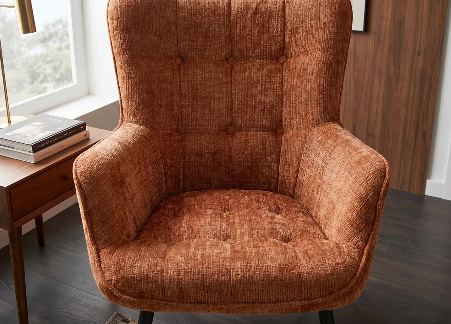 Détail de l’assise capitonnée et des accoudoirs du fauteuil SÉLÈNE en chenille marron rouille