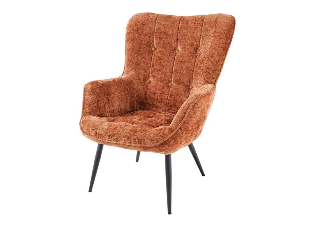 Fauteuil SÉLÈNE en chenille marron rouille avec accoudoirs et pieds en métal noir sur fond blanc