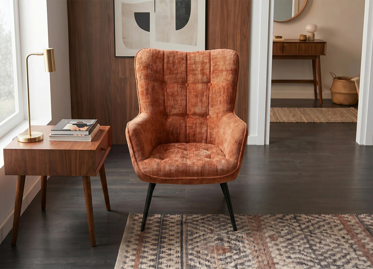 Vue de face du fauteuil SÉLÈNE en chenille marron rouille avec dossier haut et pieds noirs