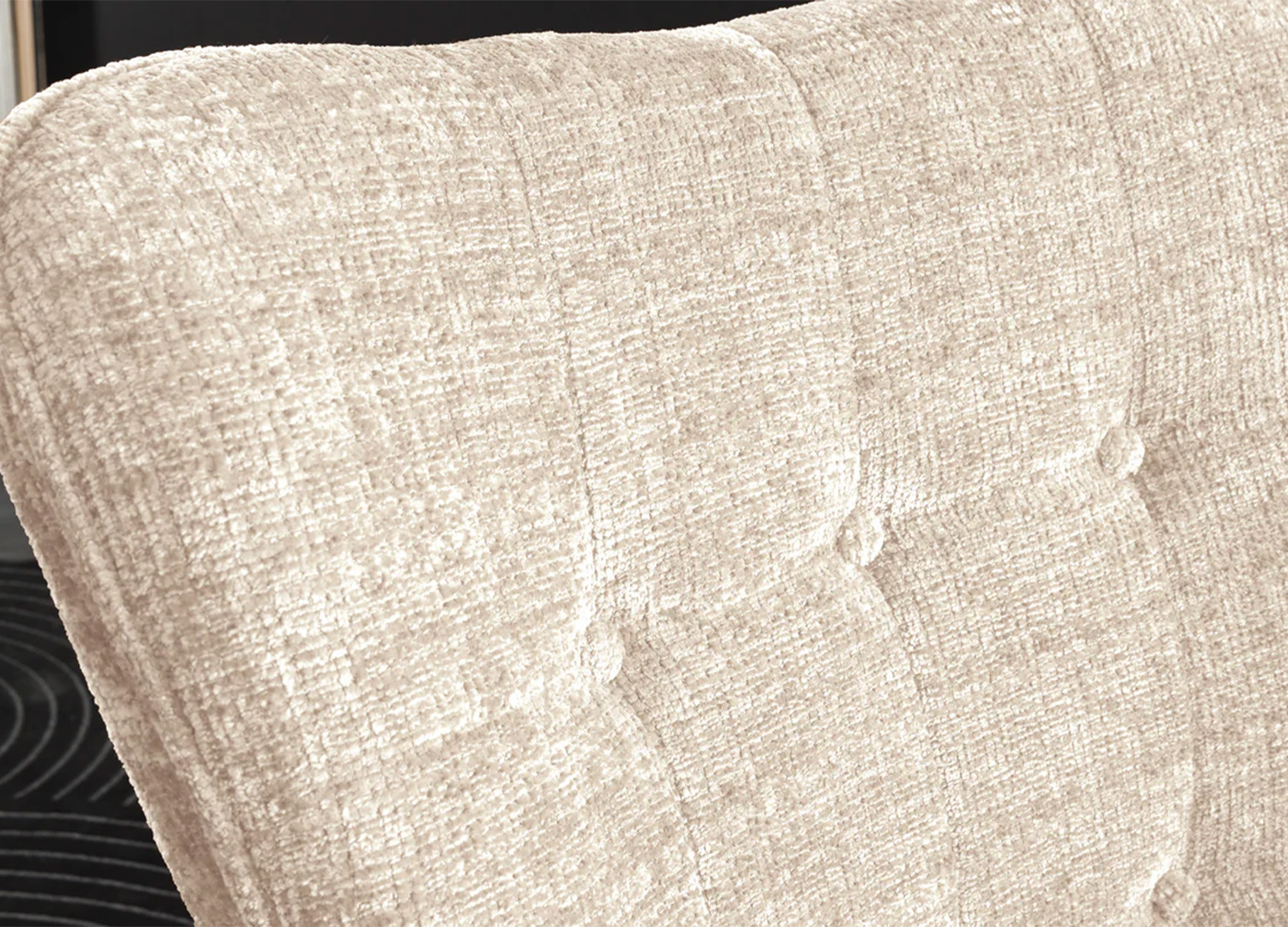 Gros plan sur le relief et la douceur du tissu chenille champagne du fauteuil SÉLÈNE