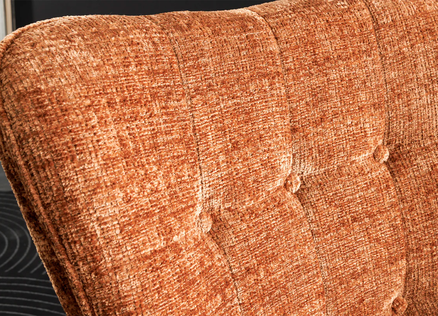 Gros plan sur le tissu chenille texturé marron rouille du fauteuil SÉLÈNE