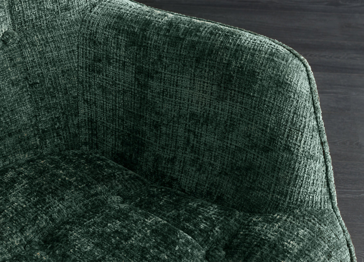 Détail des surpiqûres décoratives et du revêtement en chenille verte du fauteuil SÉLÈNE