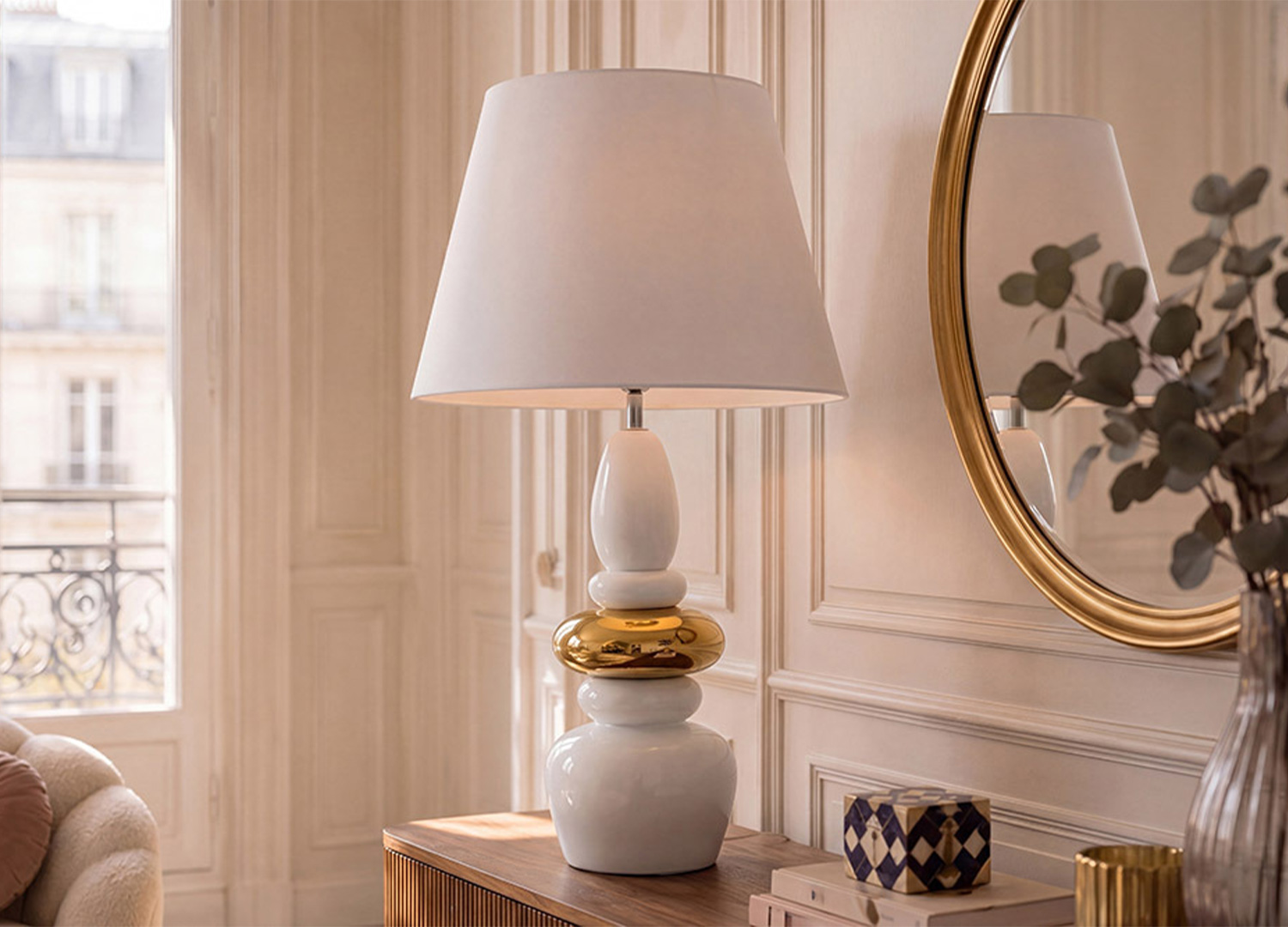 Lampe à poser AURÉA blanc et or sur buffet dans un salon chic