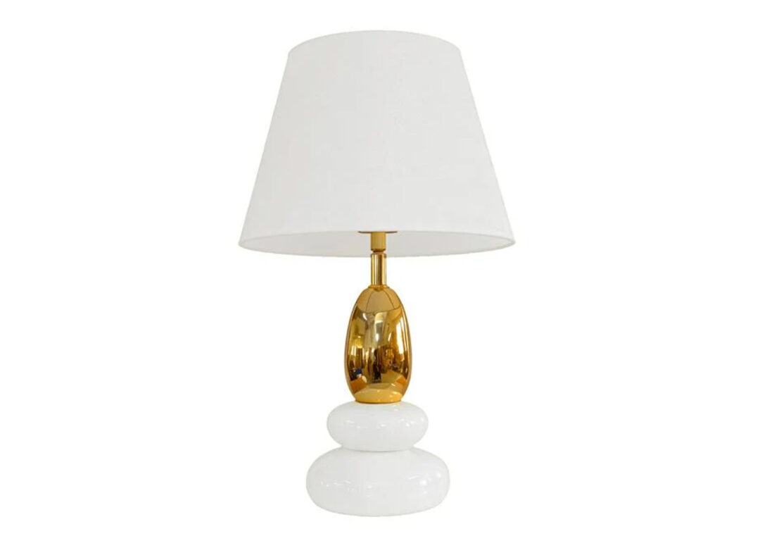Lampe à poser AURÉA blanc et or avec pied effet galets sur fond blanc
