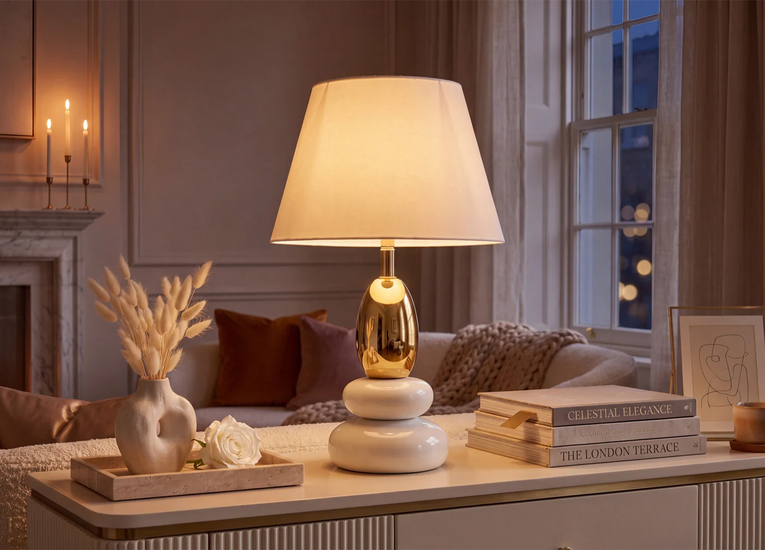 Lampe à poser AURÉA blanc et or diffusant une lumière douce sans éblouissement