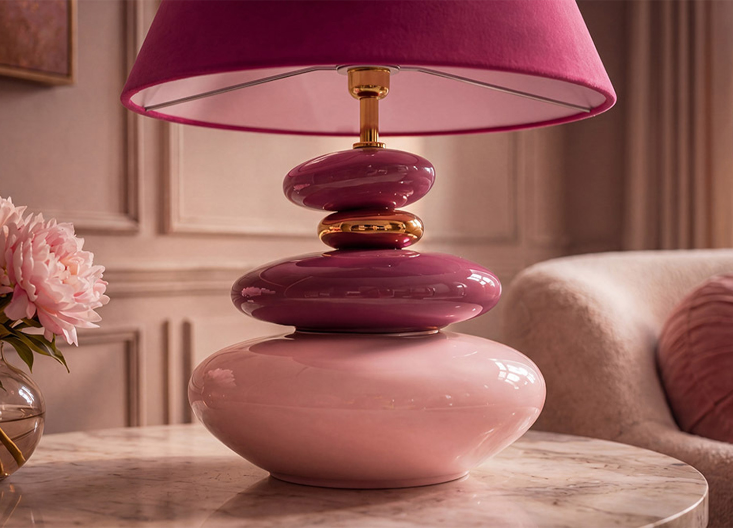 Détail du pied effet galets rose et or de la lampe à poser AURÉA