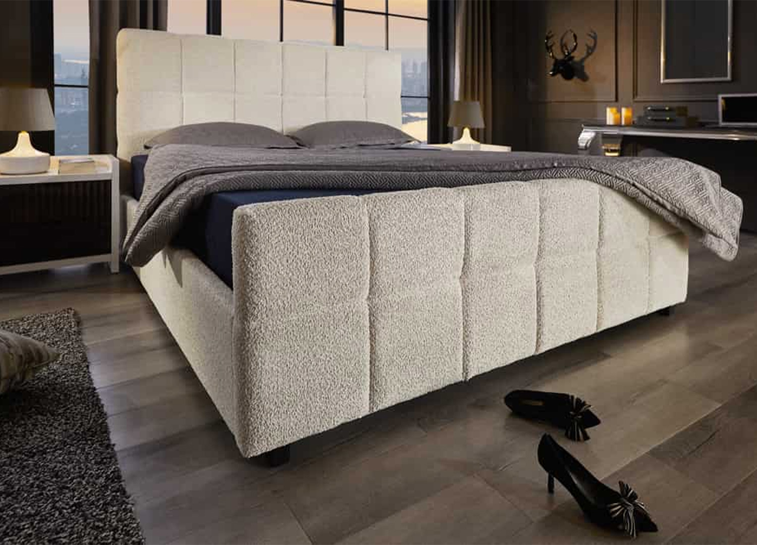 Lit double MÉRÉA 160 x 200 cm en bouclé crème présenté avec oreillers et linge de lit