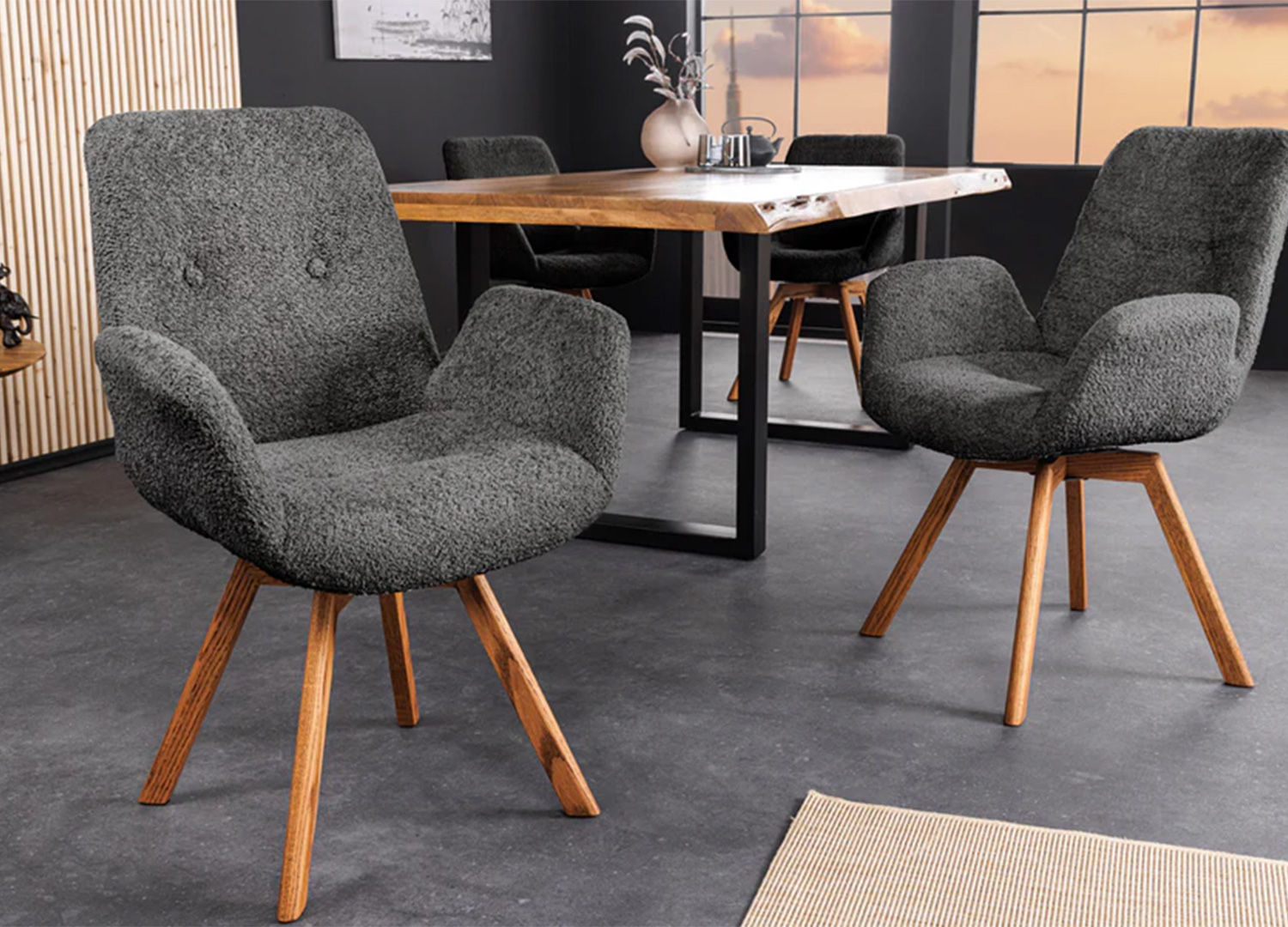Lot de 2 chaises pivotantes LIORA gris anthracite autour d’une table en bois massif